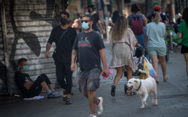 קורונה - אנשים עם מסכה בתל אביב (למצולמים אין קשר לנאמר בכתבה) (צילום: מרים אלסטר, פלאש 90)