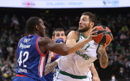 ז’ופרי לוברן מולבראיינט דאנסטון (צילום: Alius Koroliovas/Euroleague Basketball via Getty I)