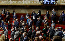 חברי פרלמנט בצרפת עומדים לזכרו של סמואל פאטי (צילום: רויטרס)