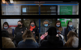 קורונה - אנשים עם מסכה ברכבת ברוסיה (צילום: NATALIA KOLESNIKOVA/AFP via Getty Images)