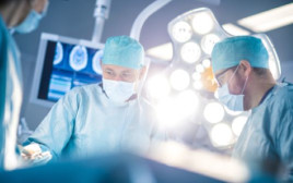 רופאים בחדר ניתוח (צילום: Shutterstock)