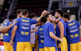 שחקני מכבי תל אביב (צילום: Panagiotis Moschandreou/Euroleague Basketball via )
