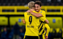 מאטס הומלס עם הולאנד (צילום: Alexandre Simoes/Borussia Dortmund via Getty Image)