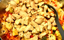 אורז עם ירקות וקוביות עוף (צילום: פסקל פרץ-רובין)