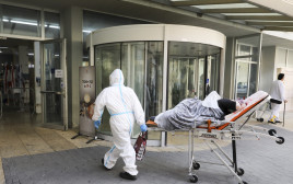 חולה קורונה בכניסה לבית חולים (צילום: מארק ישראל סלם)