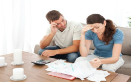 בני זוג בקשיים כלכליים (צילום: Shutterstock)