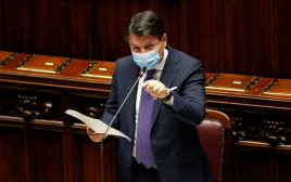 במהלך דיון בפרלמנט המקומי (צילום: REUTERS/Remo Casilli)