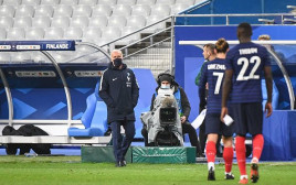 דידייה דשאן ושחקני נבחרת צרפת מאוכזבים (צילום: Anthony Dibon/Icon Sport via Getty Images)