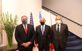 נתניהו, פומפאו ושר החוץ הבחרייני א-זיאני (צילום: לע"מ)