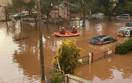 הצפות בנס ציונה (צילום: דוברות כבאות והצלה רחובות)