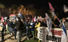 הפגנה בקיסריה (צילום: אבשלום ששוני)