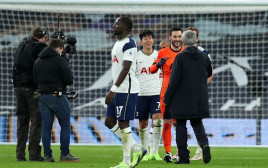 ז’וזה מוריניו חוגג עם שחקני טוטנהאם (צילום: Tottenham Hotspur FC/Tottenham Hotspur FC via Gett)