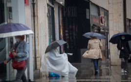 מתחבאים מהגשם בת"א (צילום: מרים אלסטר, פלאש 90)