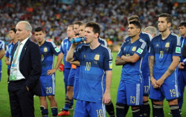 אלחנדרו סאבלה, ליאו מסי ושחקני נבחרת ארגנטינה (צילום: Chris Brunskill Ltd/Getty Images)