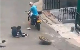 גבר שניסה לגנוב מכסה ביוב - נפל לתוכו