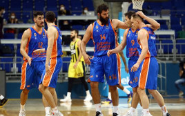ולנסיה חוגגת על פנרבחצ’ה (צילום: Tolga Adanali/Euroleague Basketball via Getty Imag)