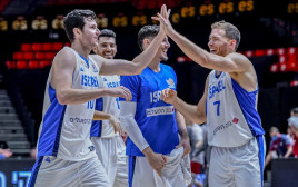 שחקני נבחרת ישראל חוגגים (צילום: FIBA)