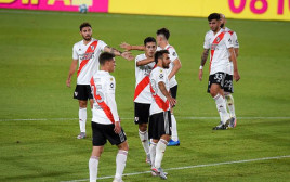 שחקני ריבר פלייט חוגגים