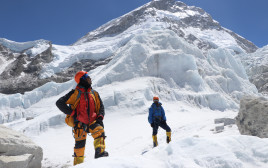 צוותי המדידה על הר האוורסט (צילום: רויטרס)