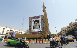 טיל שיהאב-3 בטהרן לצד כרזה של חמינאי (צילום: Getty images)