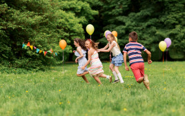 ילדים משחקים בגינה, אילוסטרציה (צילום: ingimage ASAP)