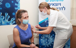 ד"ר שרון אלרעי פרייס מקבלת חיסון לקורונה (צילום: דוברות בית חולים בילינסון)