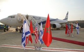 דגלי ישראל, מרוקו וארה"ב לפני ההמראה לרבאט (צילום: סיון פרג')