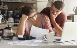 זוג בחובות (צילום: Shutterstock)