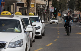 מוניות בירושלים, אילוסטרציה (למקום ולמצולמים אין קשר לנאמר בכתבה) (צילום: נתי שוחט, פלאש 90)