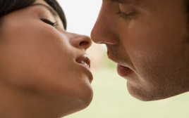 נשיקת סילבסטר (צילום: ingimages.com)