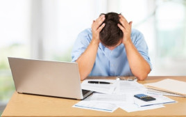 גבר בחובות (צילום: Shutterstock)