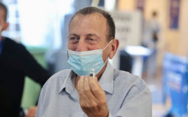 רון חולדאי מתחסן נגד הקורונה