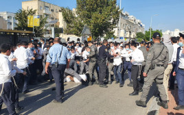עימותים בין שוטרים לחרדים על אכיפת הסגר באשדוד (צילום: דוברות המשטרה)