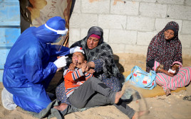 בדיקת קורונה בעזה (צילום: REUTERS/Ibraheem Abu Mustafa)