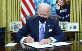 ג'ו ביידן חותם על צווים לראשונה כנשיא (צילום: REUTERS/Tom Brenner)