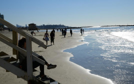 חוף הים בתל אביב, שמש, בהיר, חם