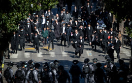שוטרים מול מפגינים חרדים בירושלים (צילום: יונתן זינדל, פלאש 90)