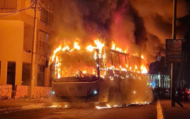 האוטובוס שהוצת בבני ברק (צילום: דוברות המשטרה)