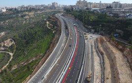 נתיבי הנסיעה החדשים ביציאה מירושלים לכביש 1 (צילום: חברת מוריה)