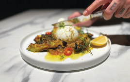 אבוקדו בטאבון עם גבינת בורטה וסלסה של ירקות