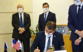 גבי אשכנזי חותם על הסכם כינון היחסים הדיפלומטיים בין ישראל לקוסובו (צילום: דוברות משרד החוץ)