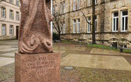 פסל קדיש בלוקסמבורג של הפסל שלמה זלינגר (צילום: גדעון קוץ)