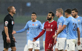 מוחמד סלאח מוקף בשחקני מנצ’סטר סיטי (צילום: Victoria Haydn/Manchester City FC via Getty Images)