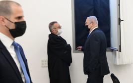 בנימין נתניהו עם עורך דינו בועז בן צור בבית המשפט