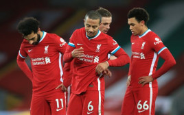 שחקני ליברפול מאוכזבים (צילום: Simon Stacpoole/Offside/Offside via Getty Images)
