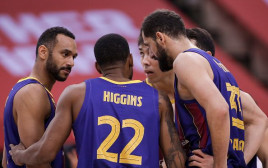 שחקני ברצלונה (צילום: Panagiotis Moschandreou/Euroleague Basketball via )