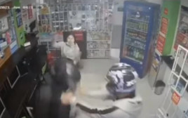 בת 14 נלחמה בשודדים חמושים