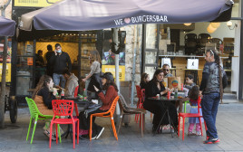 אנשים במסעדה אחרי הסגר, ירושלים (צילום: מרק ישראל סלם)
