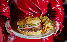 רוצים כזה ועכשיו - ההמבורגר של נחמה וחצי (צילום: אפיק גבאי)