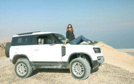 טליה לוין מטיילת במדבר